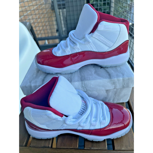 DS Air Jordan 11 Varsity Red Cherry 2022 US Youth Size 6.5 Football performance - Picture 5 of 13
